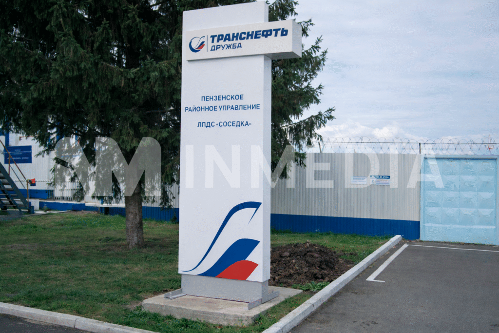 Стелы и пилоны